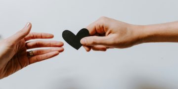 Психолог объяснила, почему не стоит ждать ответной реакции, делая добро