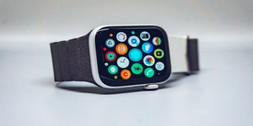 Терапевт посоветовала на ночь снимать умные часы