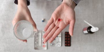 Врач объяснил, кому нужно с осторожностью принимать обезболивающие