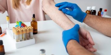 Женщина рассказала о трудностях жизни с аллергией на воду и собственный пот