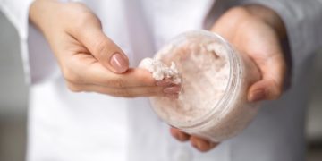 Косметологи раскрыли нюансы использования скрабов. Примеры