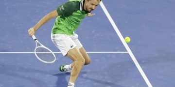 Медведев не смог выйти в финал теннисного турнира в Дохе