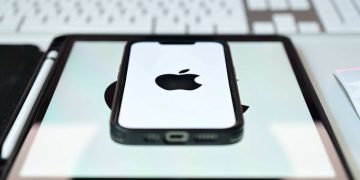 Роскачество: Apple и Google могут отключить свои смартфоны в РФ