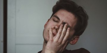 Сил нет: Психолог предупредила об опасности постоянной усталости