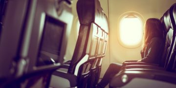 Что делать, если закладывает уши в самолете: лайфхаки от ЛОР-врача