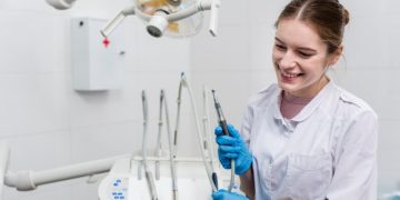 Стоматолог развеял пять самых бесполезных популярных советов о зубах