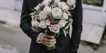 Врач назвала цветы, которые не стоит дарить малознакомым женщинам