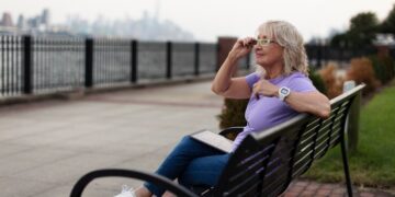 Парковая скамейка: не просто место для отдыха, а символ комфорта и душевного равновесия в городском пространстве