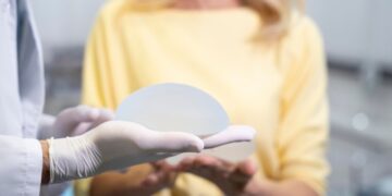 Заглянем в декольте. Хирург раскрыла стоимость пластики груди в 2024 году