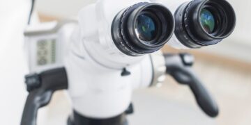 В фокусе мастерства: как операционные микроскопы меняют лицо современной хирургии