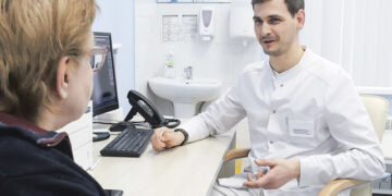 «Она приходит с улыбкой»: чем 70-летняя пациентка поразила опытного травматолога