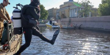 Росгвардейцы обнаружили на дне Невы затонувший ретромобиль