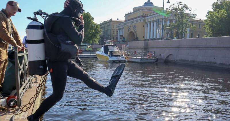 Росгвардейцы обнаружили на дне Невы затонувший ретромобиль