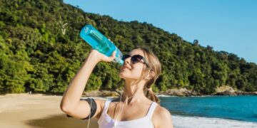 Врач Садыков объяснил опасность воды из полежавшей на солнце бутылки