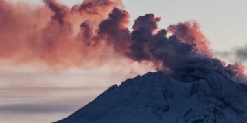 Вулкан Безымянный на Камчатке выбросил пепел на высоту 12 км