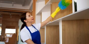 Профессиональная уборка квартир: как выбрать идеальную службу для вашего дома