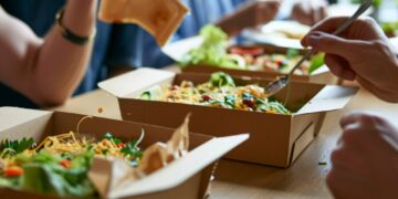 Удобство доставки блюд из ресторанов: как это изменило наш стиль жизни