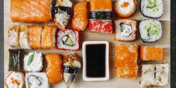 Почему стоит заказать суши и роллы в Ижевске в службе доставки еды «Макароллыч»?